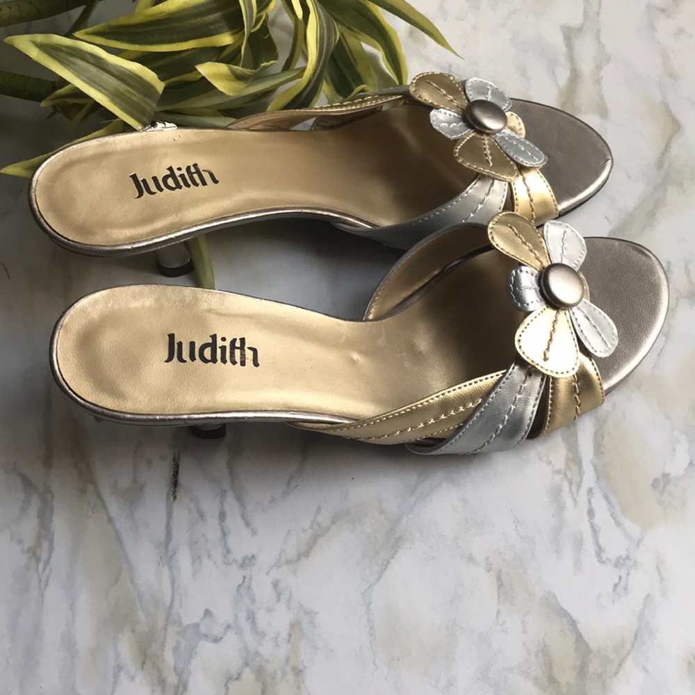 Judith - Picture 4 of 6